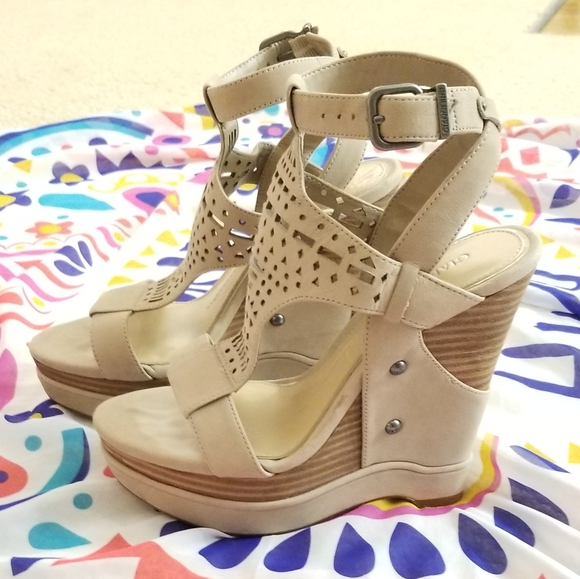 Gianni Bini Shoes - EUC Tan Laser Cut Sexy Platform Wedge Sandals